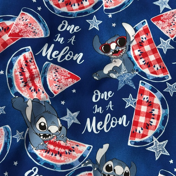 Disney women’s scrub top - Picture 2 of 3